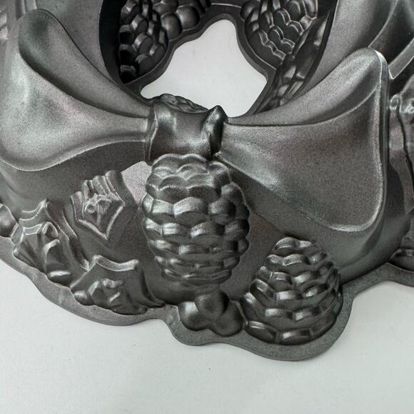 Nordic Ware Holiday Wreath Christmas Bundt Cake Pan Baking Mold Cast Aluminum - Picture 2 of 6